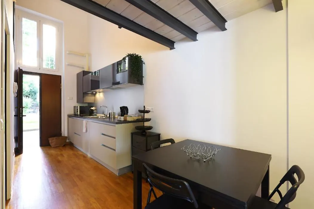 Paki Home Nel Cuore Dei Navigli Di Milano Милан